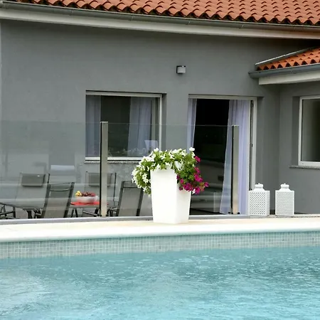 Luna - Beautiful, Modern And Luxurious 4*